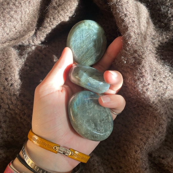 Labradorite smooth palm stones - Picture 1 of 5